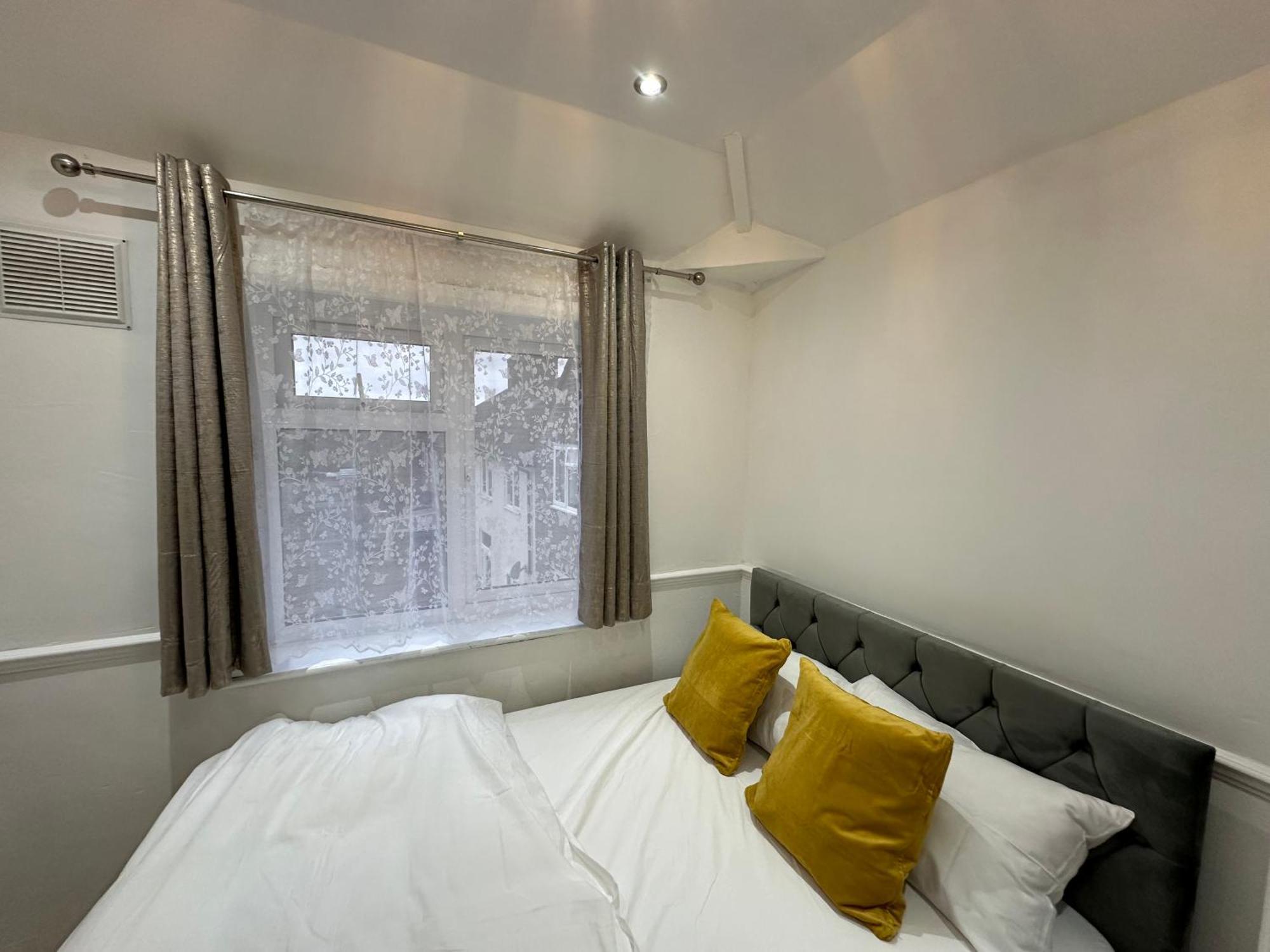3Rd Studio Flat With Private Toilet And Bathroom Setup For Family Enjoyment 134 Keedonwood Road Бромлі Екстер'єр фото