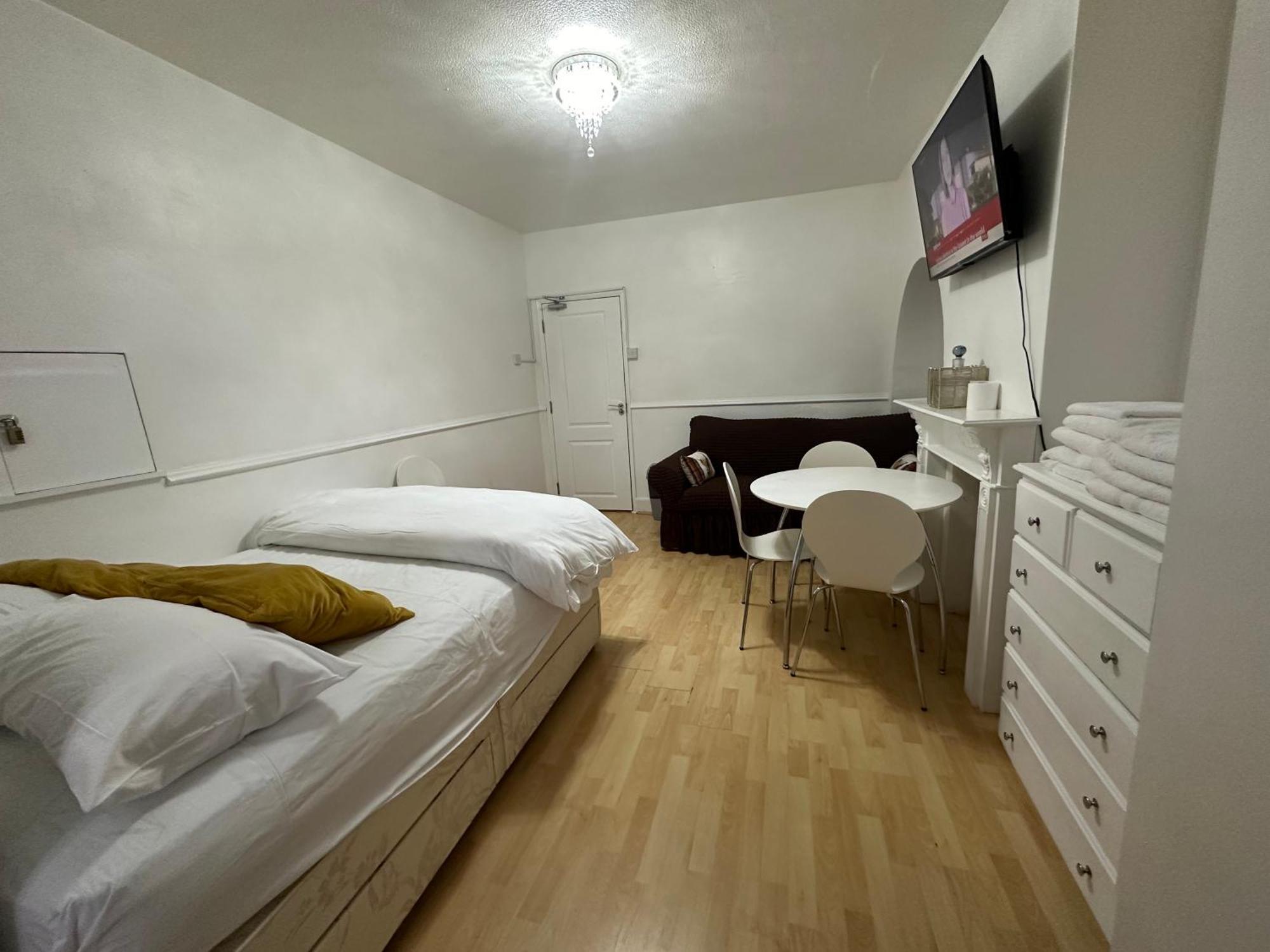 3Rd Studio Flat With Private Toilet And Bathroom Setup For Family Enjoyment 134 Keedonwood Road Бромлі Екстер'єр фото