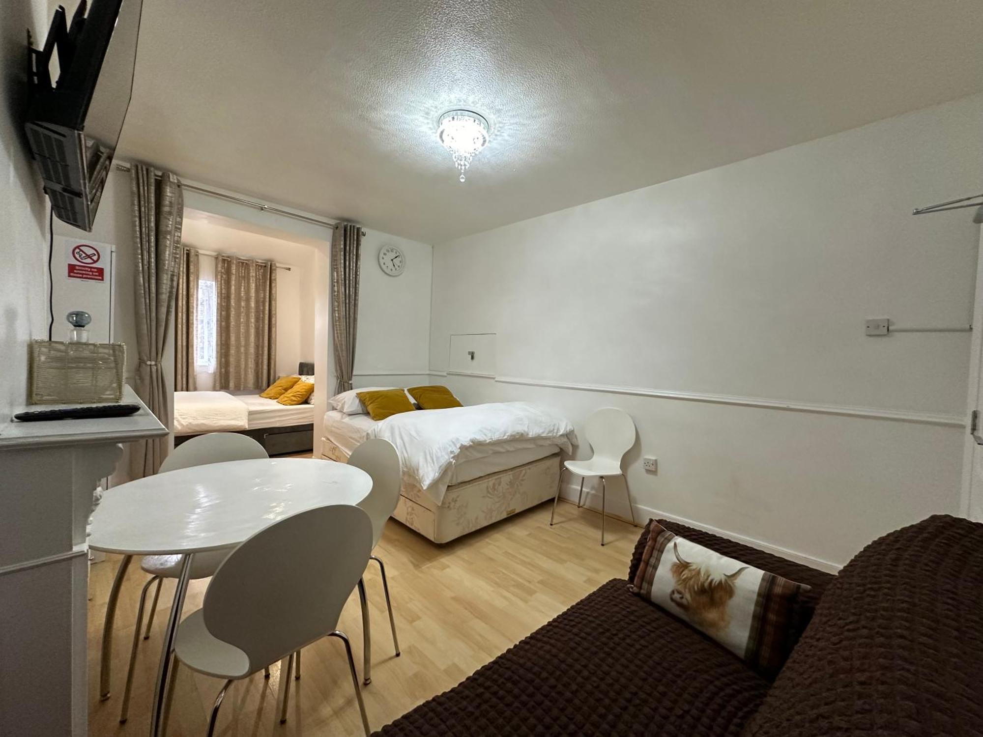 3Rd Studio Flat With Private Toilet And Bathroom Setup For Family Enjoyment 134 Keedonwood Road Бромлі Екстер'єр фото